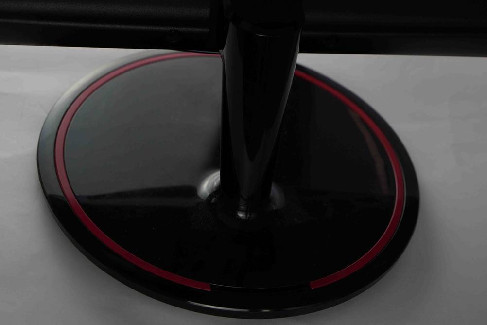 144-Hz-Monitor getestet: Fuß des Monitors in schwarzer Farbe.