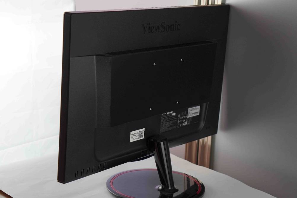 144-Hz-Monitor im Test: Monitor ist von hinten zu sehen.