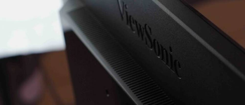 Detailansicht der Belüftungsaussparungen auf der Rückseite eines schwarzen, getesteten 144-Hz-Monitors von ViewSonic.