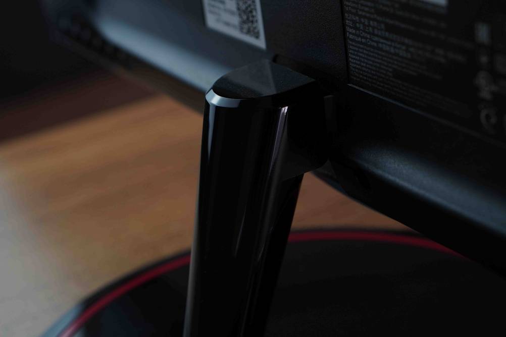 144 Hz Monitor im Test: Detailansicht der Verbindung zwischen Monitor und Standfuß.