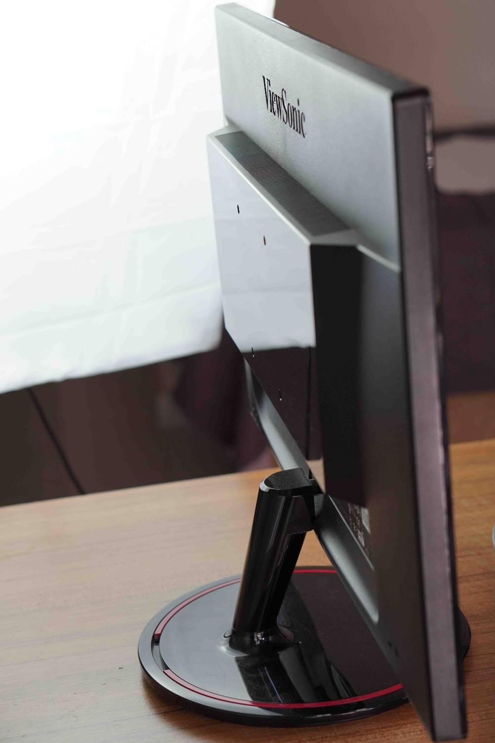 Ein getesteter 144 Hz Monitor von der Seite betrachtet.