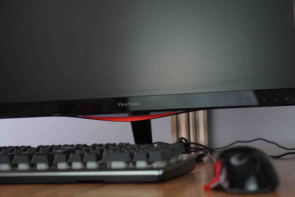 Untere Hälfte eines getesteten Viewsonic 144 Hz Monitors in Frontansicht.