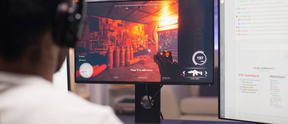 Junger Mann zockt einen Shooter auf einem getesteten ViewSonic-Monitor.