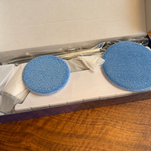 Der geöffnete Karton der elektrischen Vikeri-Reinigungsbürste