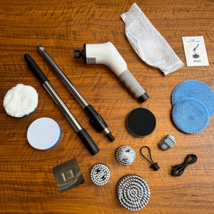 Der Lieferumfang der elektrischen Vikeri-Reinigungsbürste liegt auf einem Tisch