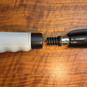 Der Griff der elektrischen Vikeri-Reinigungsbürste wird zusammengeschraubt