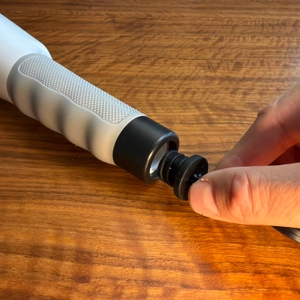 Ein Stopfen wird in die elektrische Vikeri-Reinigungsbürste geschraubt