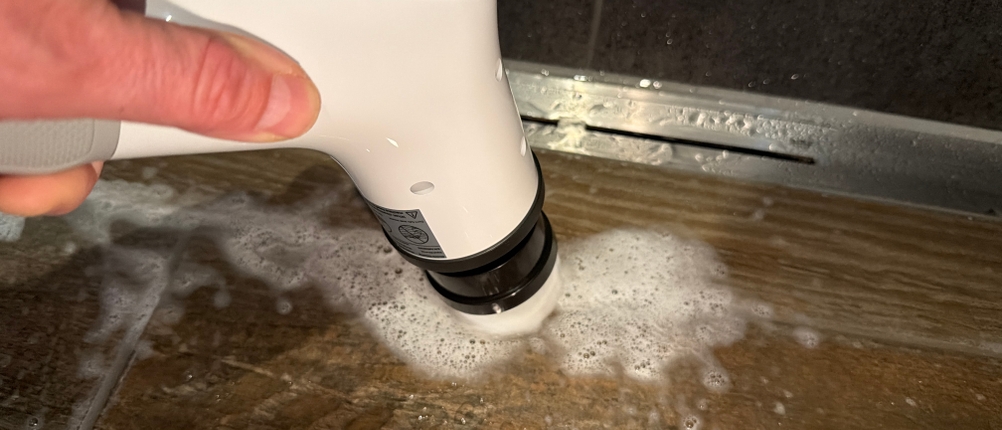 Mit der elektrischen Vikeri-Reinigungsbürste wird ein Fliesenboden gereinigt