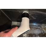 Mit der elektrischen Vikeri-Reinigungsbürste wird eine Fliese gereinigt