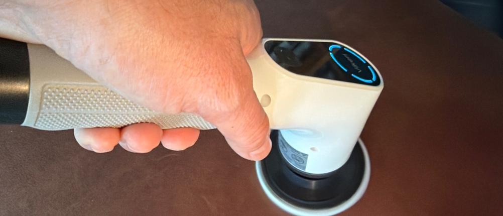 Mit der elektrischen Vikeri-Reinigungsbürste wird Leder gereinigt