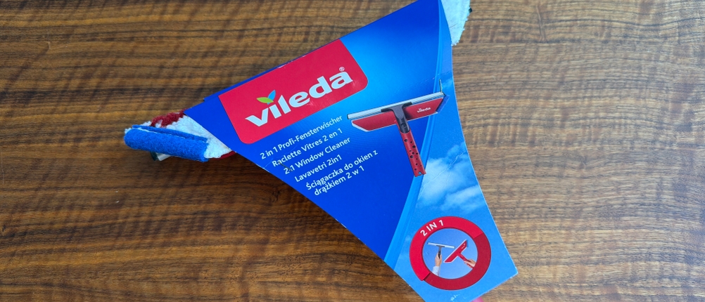 Der Vileda 123400 liegt verpackt auf einem Tisch