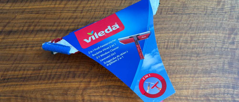 Der Vileda 123400 liegt verpackt auf einem Tisch
