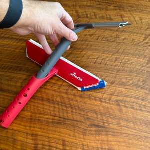 Abzieher wird in den Wischer des Vileda 123400 gesteckt.