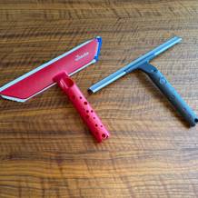 Der Abzieher und der Wischer des Vileda 123400 liegen nebeneinander auf einem Holztisch