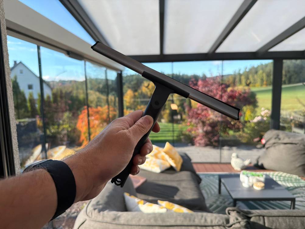 Mit dem Abzieher des Vileda 123400 wird eine Scheibe gereinigt