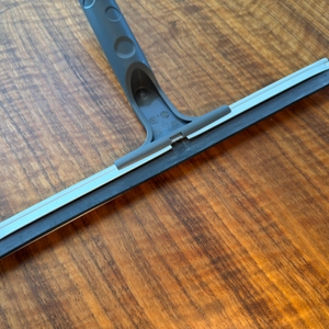 Der Abzieher der Vileda 123400 liegt auf einem Tisch