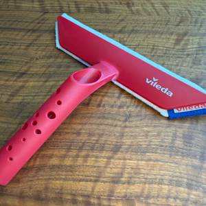 Der Wischer des Vileda 123400 liegt auf einem Tisch