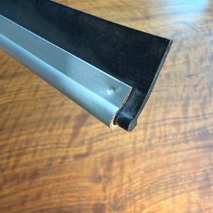 Die Lippe am Abziehen des Vileda 123400 ist leicht zur Seite verrutscht