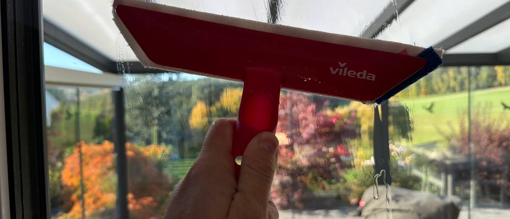 Mit dem Wischer des Vileda 123400 wird ein Fenster gewischt