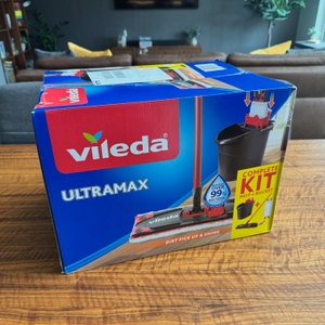 Der Karton des Vileda 168309 steht auf einem Tisch.