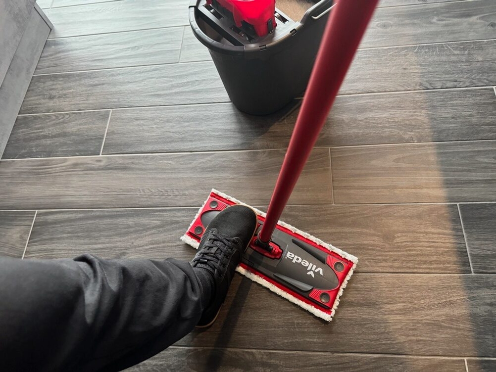 Ein Fuß löst den Bodenwischer des Vileda 168309.