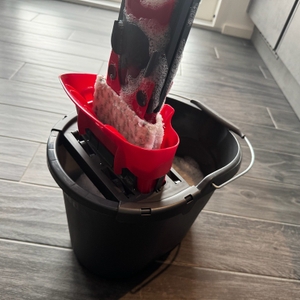 Das Pad des Vileda 168309 wird in die Halterung zum Auswringen geschoben.