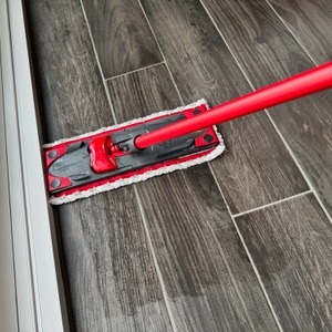 Der Vileda 168309 beim Reinigen einer Kante.