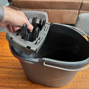 Eine Hand setzt die Halterung für die Vorrichtung zum Auswringen des Vileda 168309 ein.