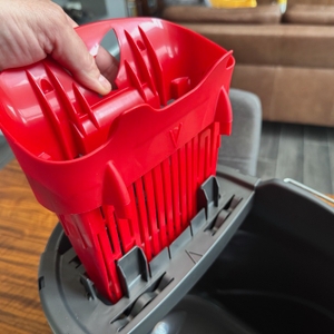 Eine Hand setzt die Vorrichtung zum Auswringen des Vileda 168309 ein.