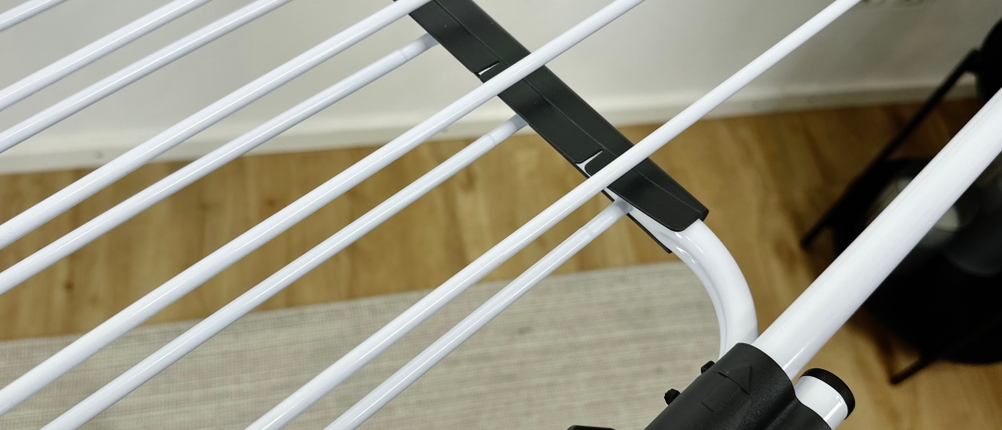 Detailaufnahme der weißen Trockenstäbe des Vileda Doble in schwarzer Halterung. Die Streben verlaufen parallel und gleichmäßig.