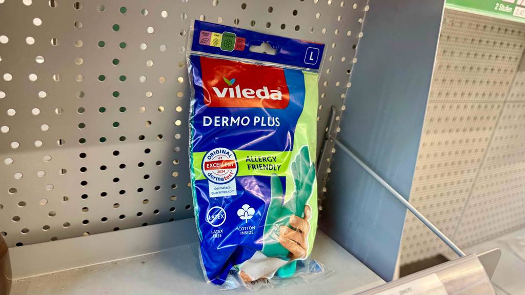 Eine Packung Gummihandschuhe steht zum testen in einem Regalfach.