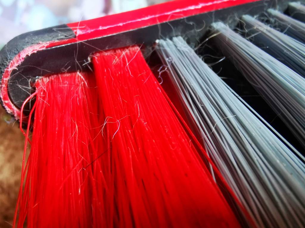 Haushaltsbesen im Test: Nahansicht des Materials der Borsten.