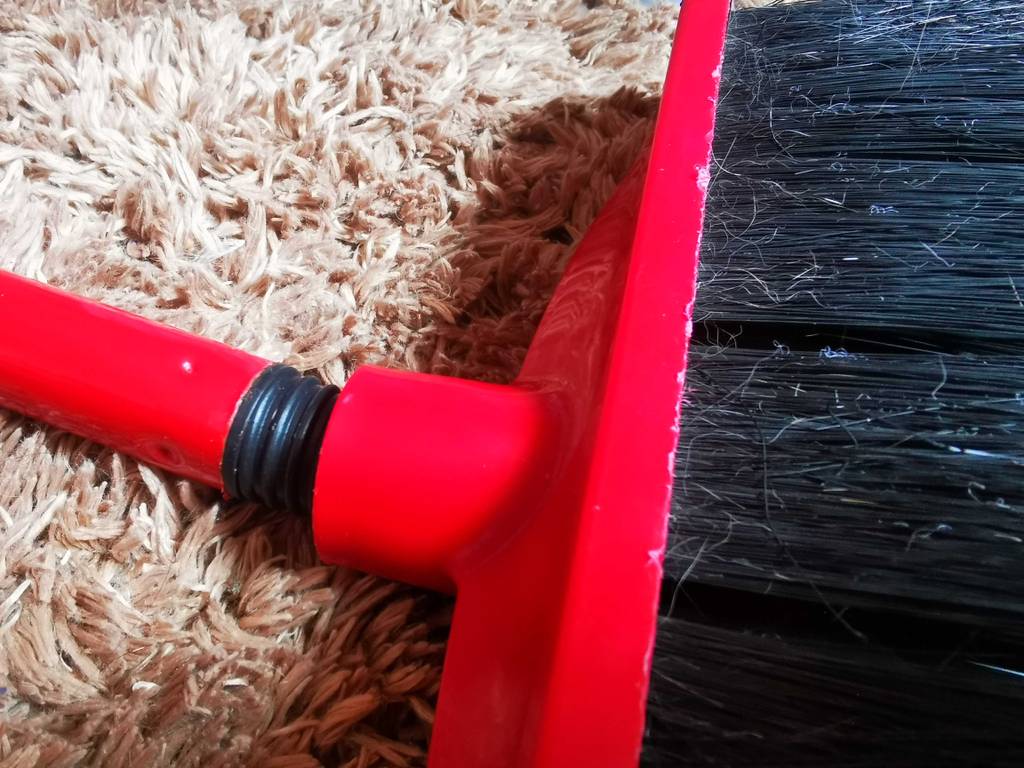 Haushaltsbesen-Test: der Stiel wird in den Besen geschraubt.