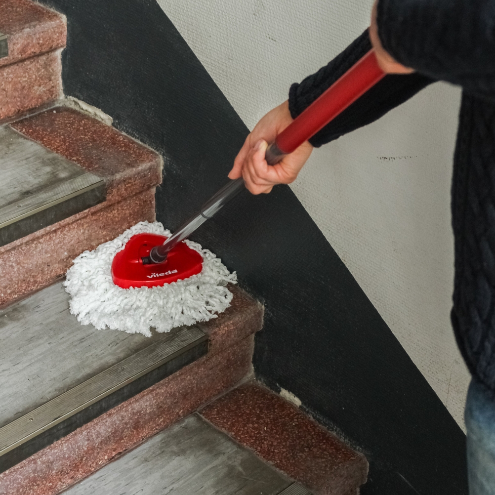 Ein Wischmopp mit rechteckigem Kopf wird für die Treppenreinigung genutzt