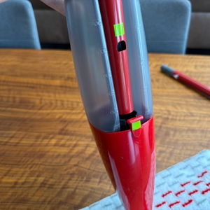 Eine Füllstandsanzeige auf dem Behälter vom Vileda Spray & Clean.