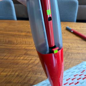 Eine Füllstandsanzeige auf dem Behälter vom Vileda Spray & Clean.