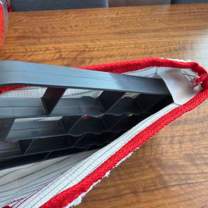 Der Wischbezug wird über die Bodenplatte vom Vileda Spray & Clean gezogen.