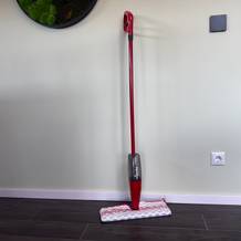 Der Vileda Spray & Clean steht vor einer grünen Wand.