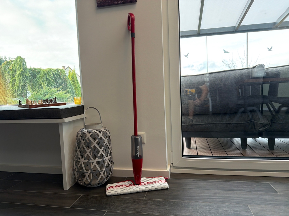 Der Vileda Spray & Clean steht auf einem Fliesenboden.