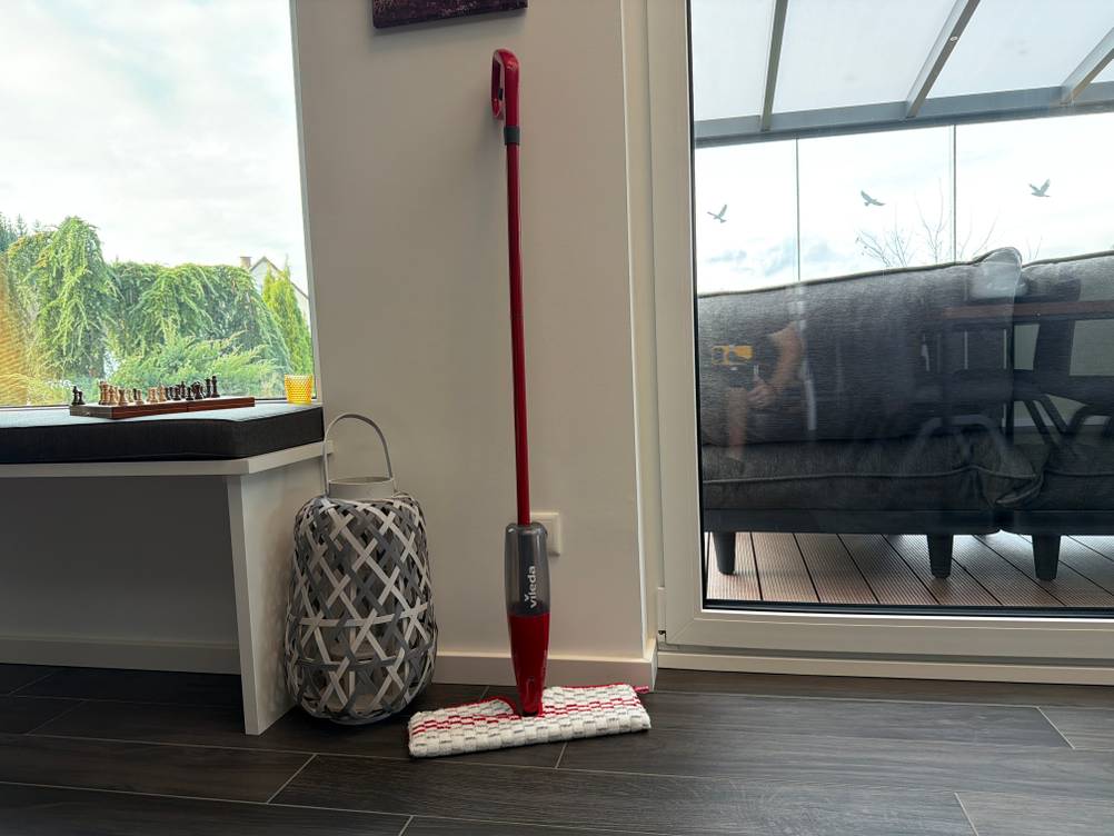 Der Vileda Spray & Clean steht auf einem Fliesenboden.