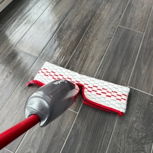 Mit dem Vileda Spray & Clean wird ein Boden gereinigt.