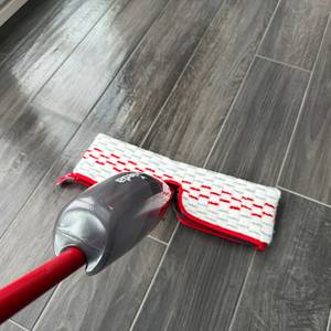 Mit dem Vileda Spray & Clean wird ein Boden gereinigt.