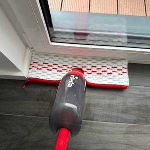 Mit dem Vileda Spray & Clean wird eine Kante gereinigt.