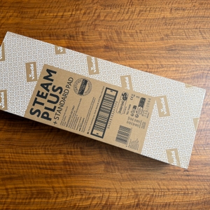 Der Karton vom Vileda Steam Plus liegt auf einem Tisch