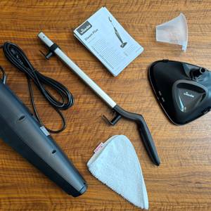 Der Lieferumfang vom Vileda Steam Plus liegt auf einem Tisch