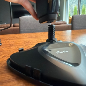Der Vileda Steam Plus wird an den Aufsatz gesteckt