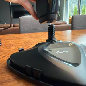 Der Vileda Steam Plus wird an den Aufsatz gesteckt