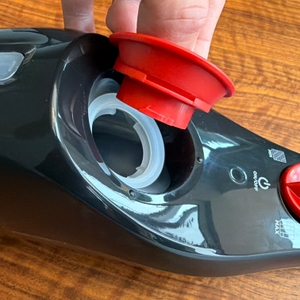 Eine Hand öffnet ein Loch im Vileda Steam Plus