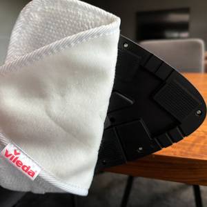 Eine Hand entfernt einen Stoff vom Aufsatz vom Vileda Steam Plus