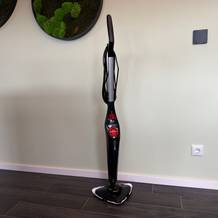 Der Vileda Steam Plus steht vor einer grünen Wand